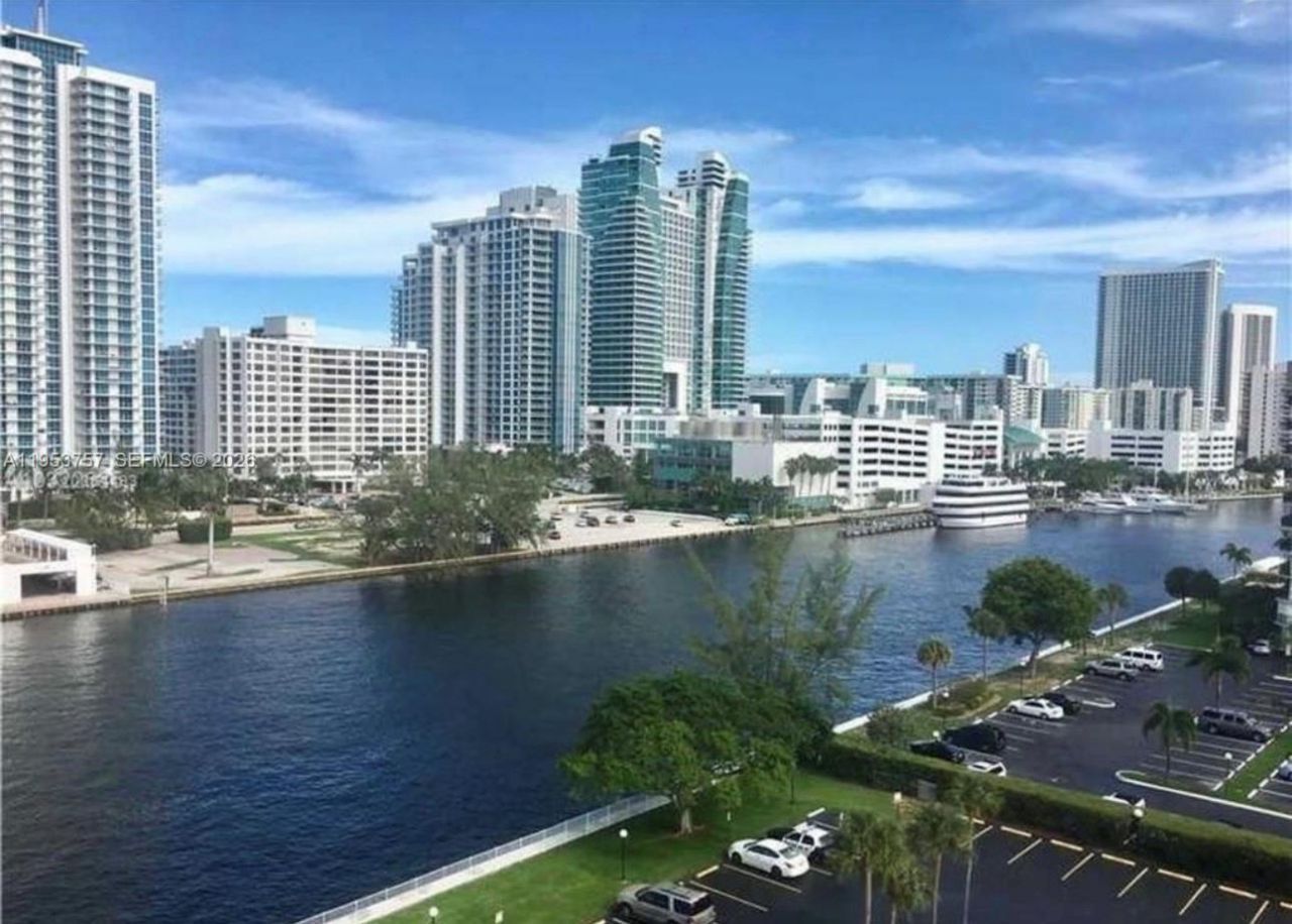 1000 Parkview Dr, Unit 528, Hallandale Beach, FL 33009 Photo