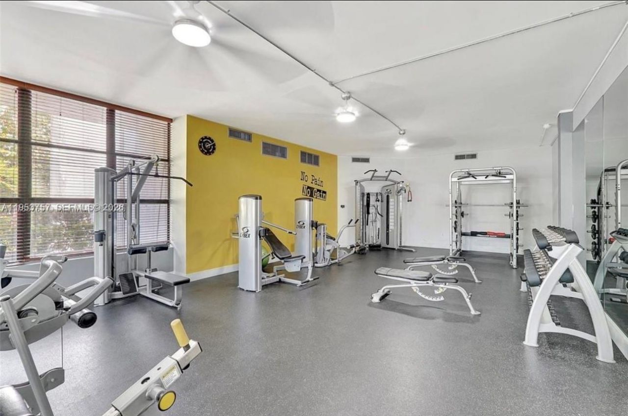 1000 Parkview Dr, Unit 528, Hallandale Beach, FL 33009 Photo