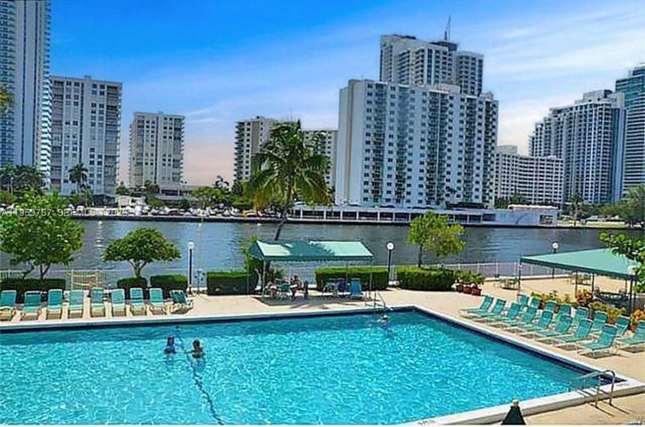 1000 Parkview Dr, Unit 528, Hallandale Beach, FL 33009 Photo