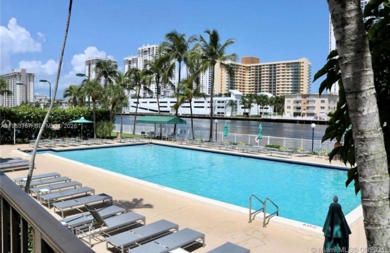 1000 Parkview Dr, Unit 528, Hallandale Beach, FL 33009 Photo