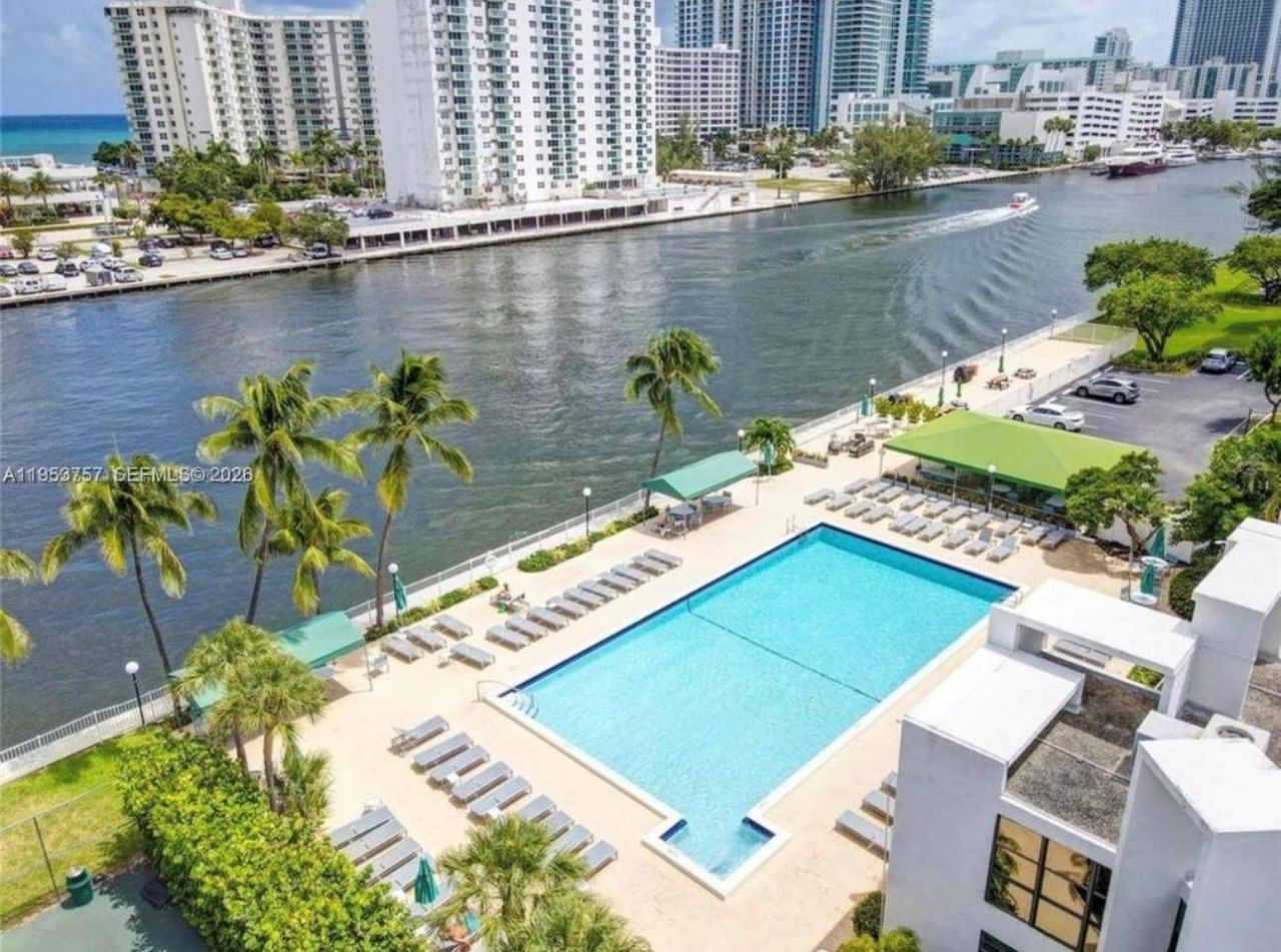 1000 Parkview Dr, Unit 528, Hallandale Beach, FL 33009 Photo