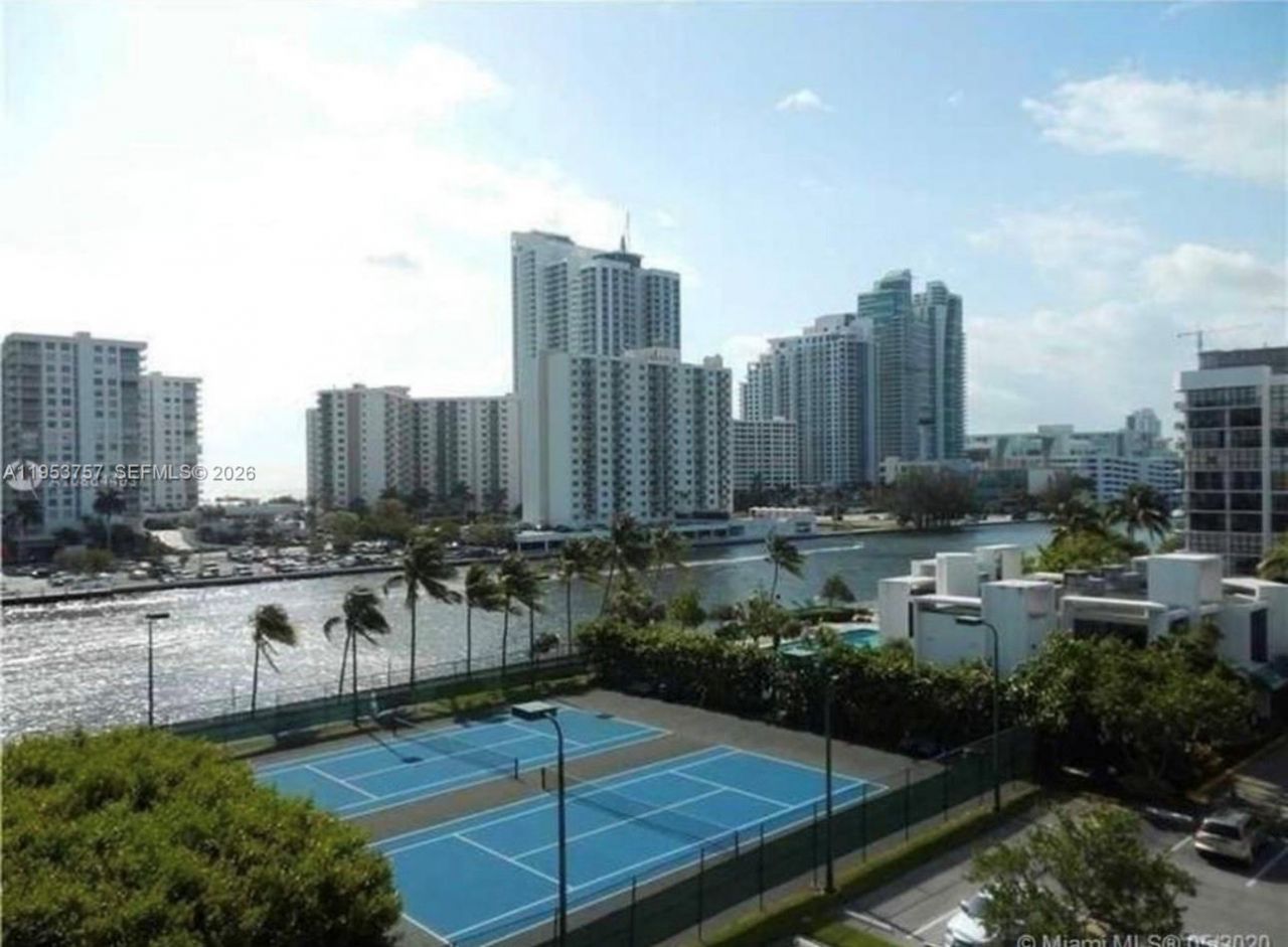 1000 Parkview Dr, Unit 528, Hallandale Beach, FL 33009 Photo