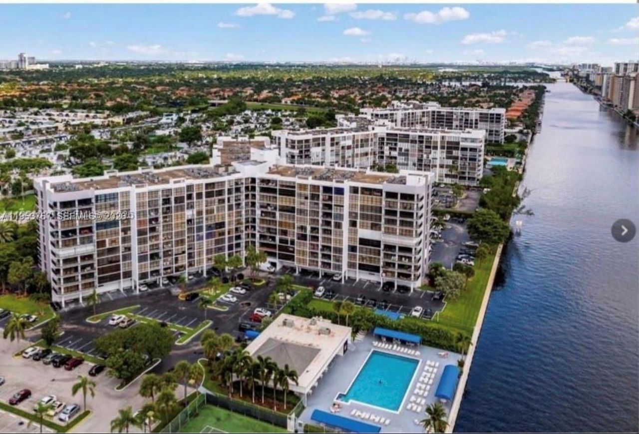 1000 Parkview Dr, Unit 528, Hallandale Beach, FL 33009 Photo