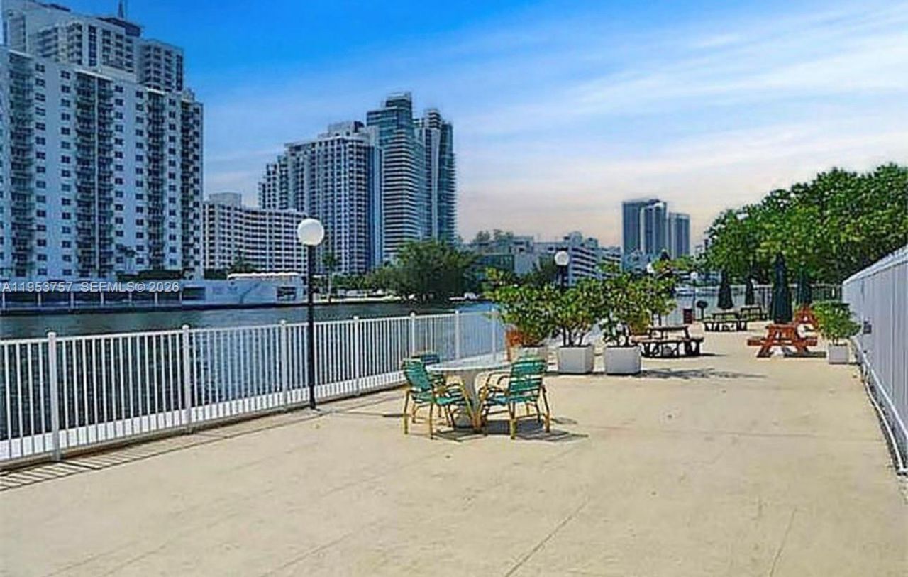 1000 Parkview Dr, Unit 528, Hallandale Beach, FL 33009 Photo