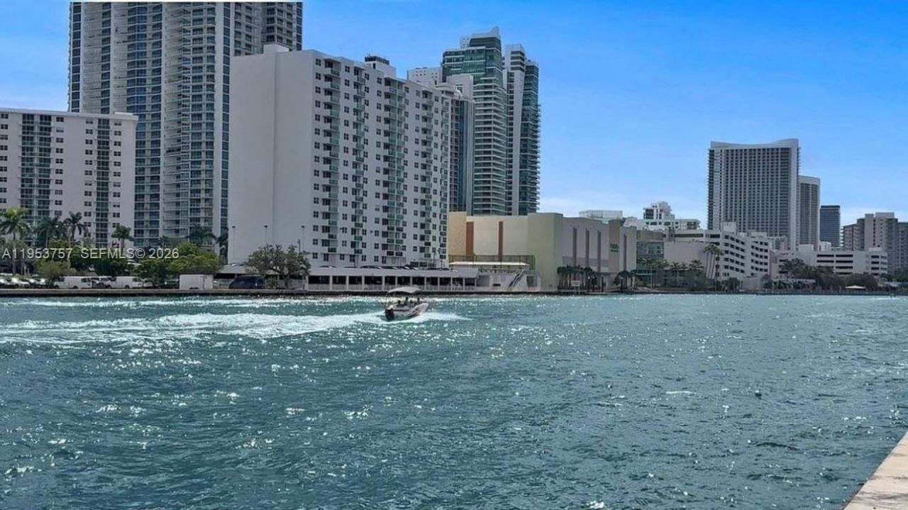 1000 Parkview Dr, Unit 528, Hallandale Beach, FL 33009 Photo