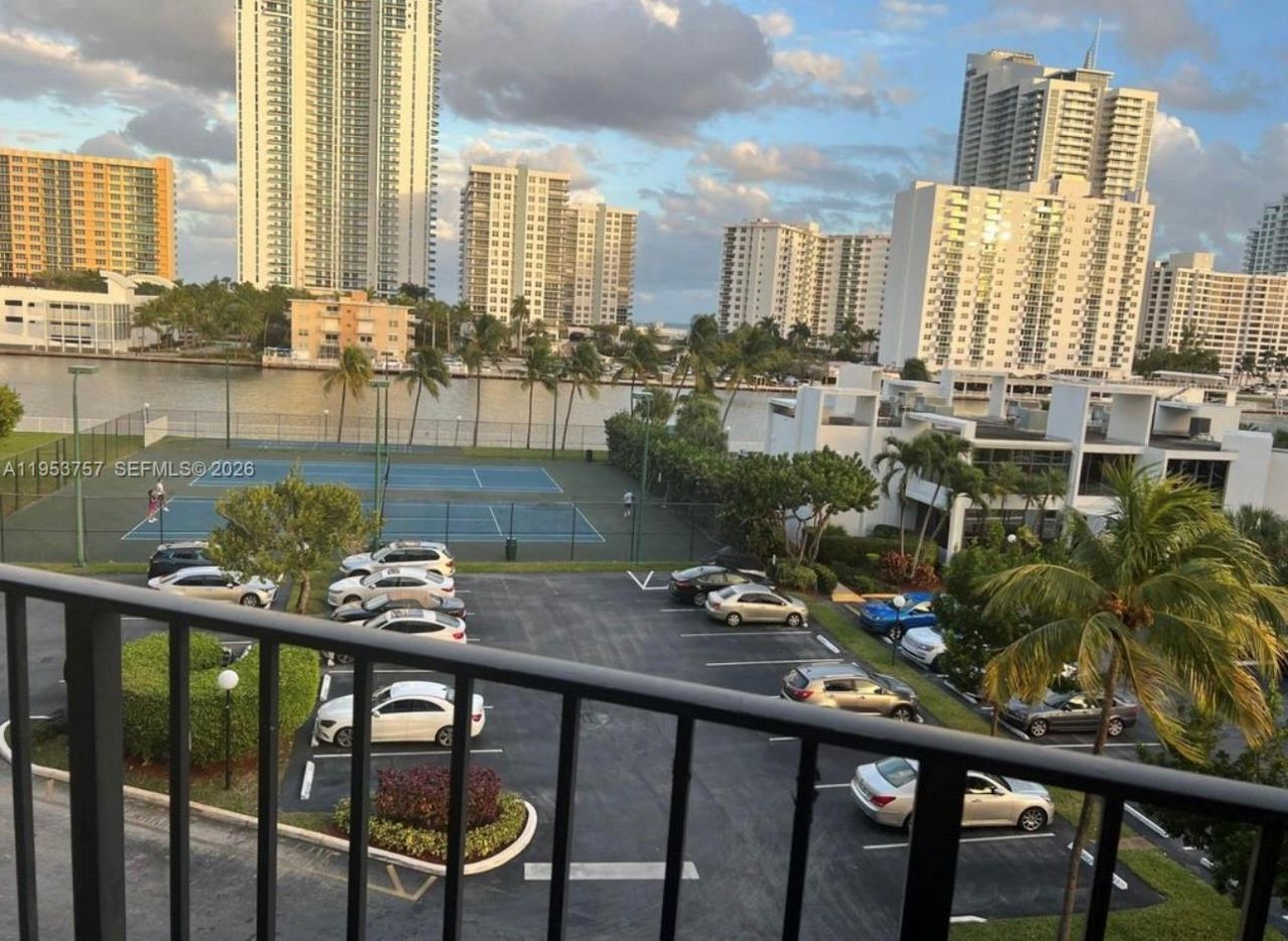 1000 Parkview Dr, Unit 528, Hallandale Beach, FL 33009 Photo