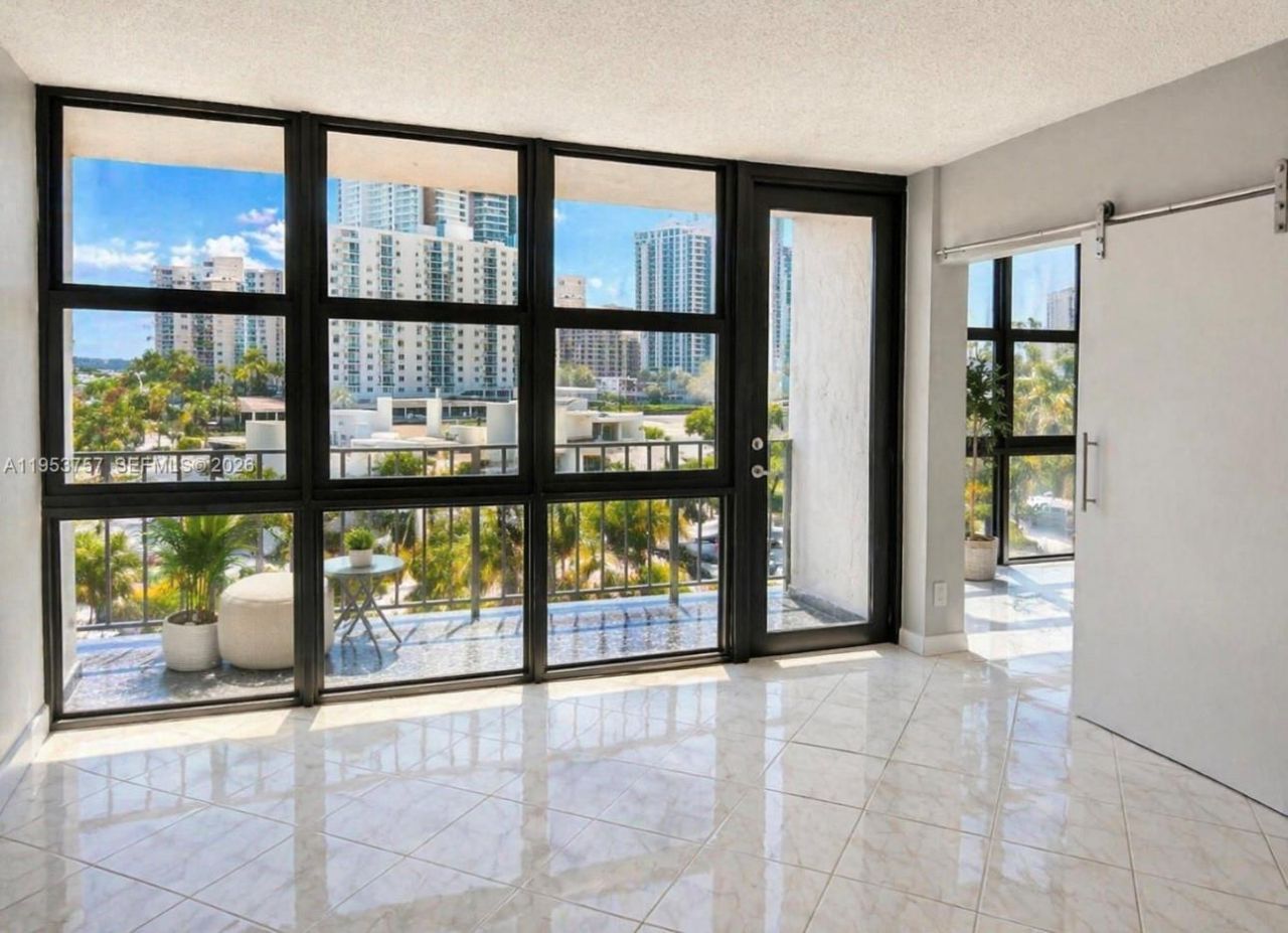 1000 Parkview Dr, Unit 528, Hallandale Beach, FL 33009 Photo