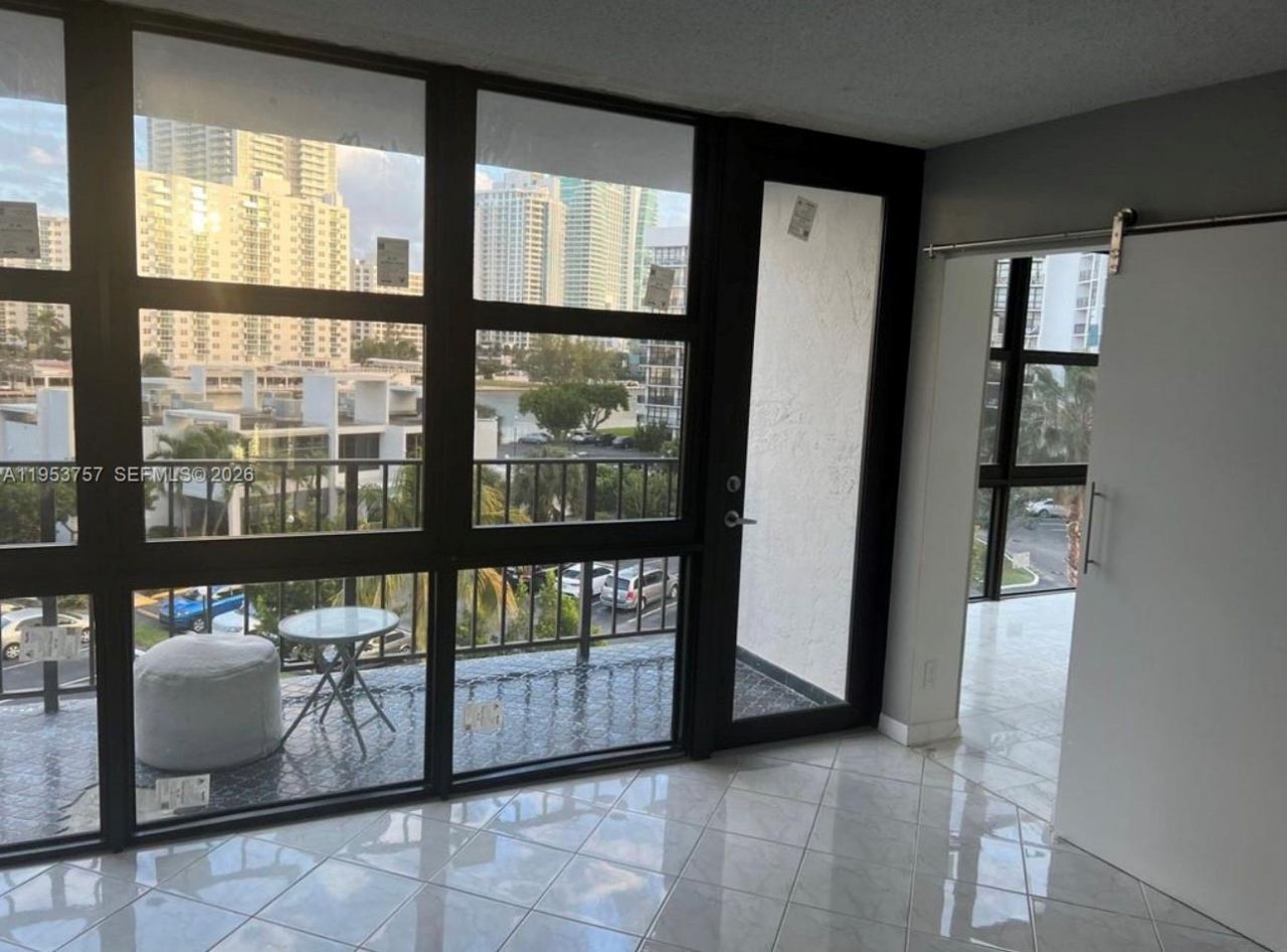 1000 Parkview Dr, Unit 528, Hallandale Beach, FL 33009 Photo