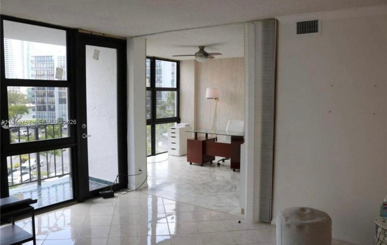 1000 Parkview Dr, Unit 528, Hallandale Beach, FL 33009 Photo