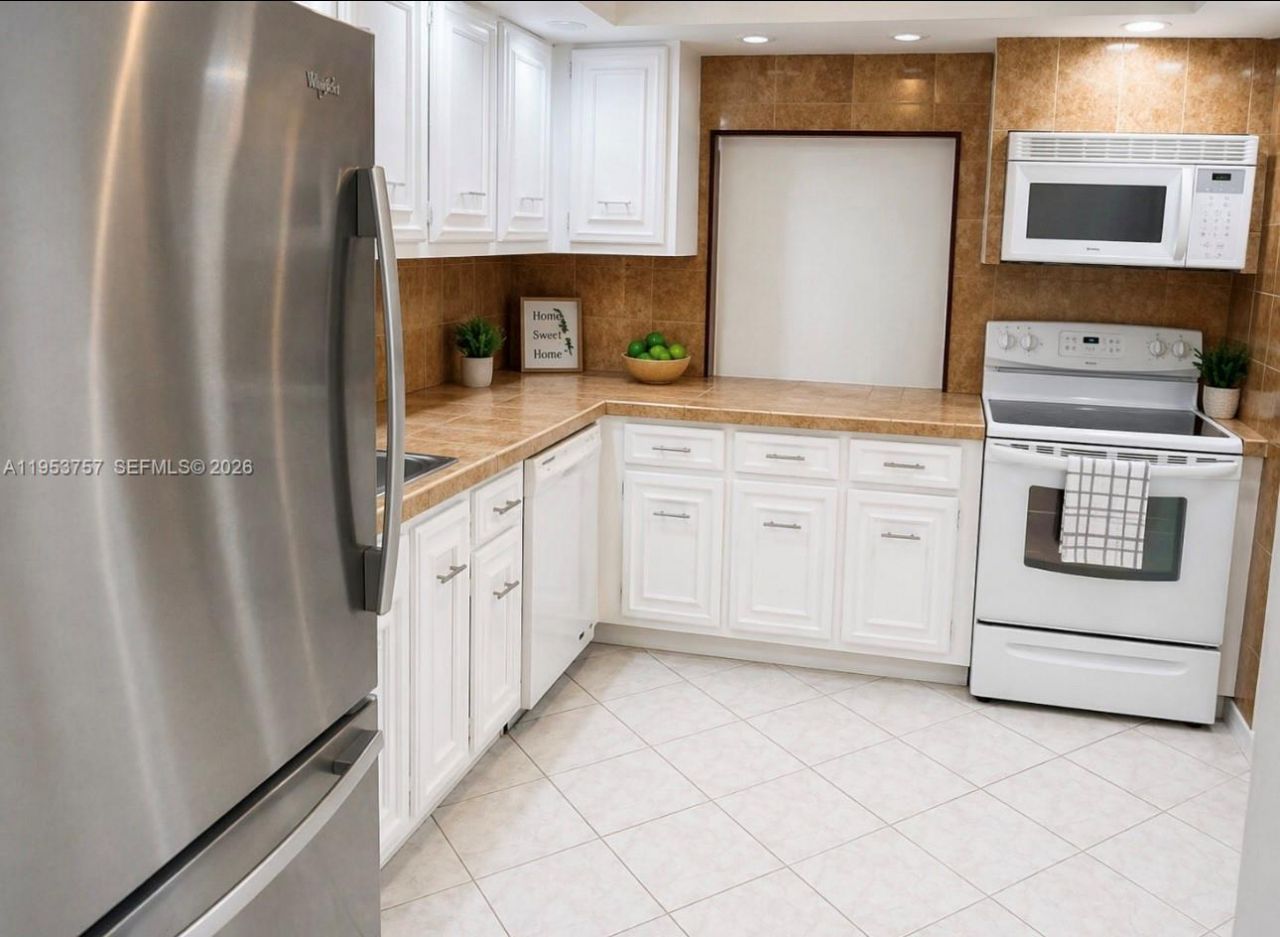 1000 Parkview Dr, Unit 528, Hallandale Beach, FL 33009 Photo