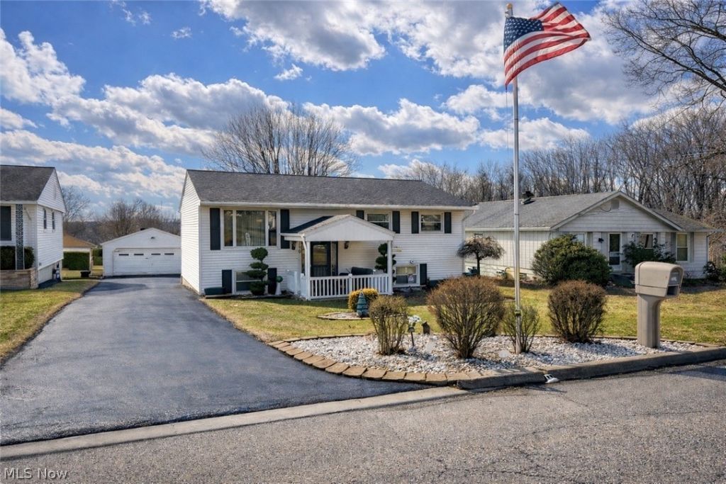 780 Pinetree Circle, East Palestine, OH 44413 Main Photo