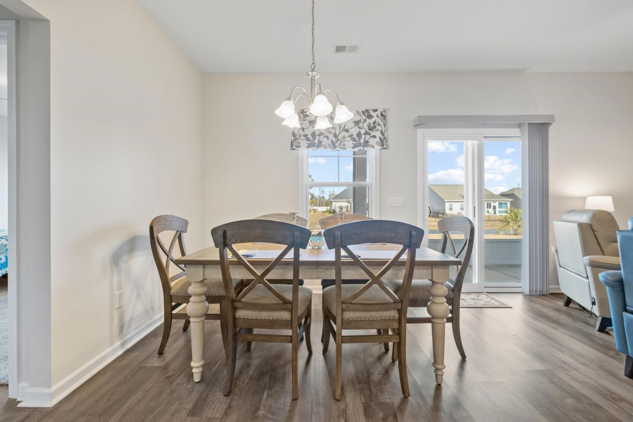 945 Oak Hollow St. Photo 12