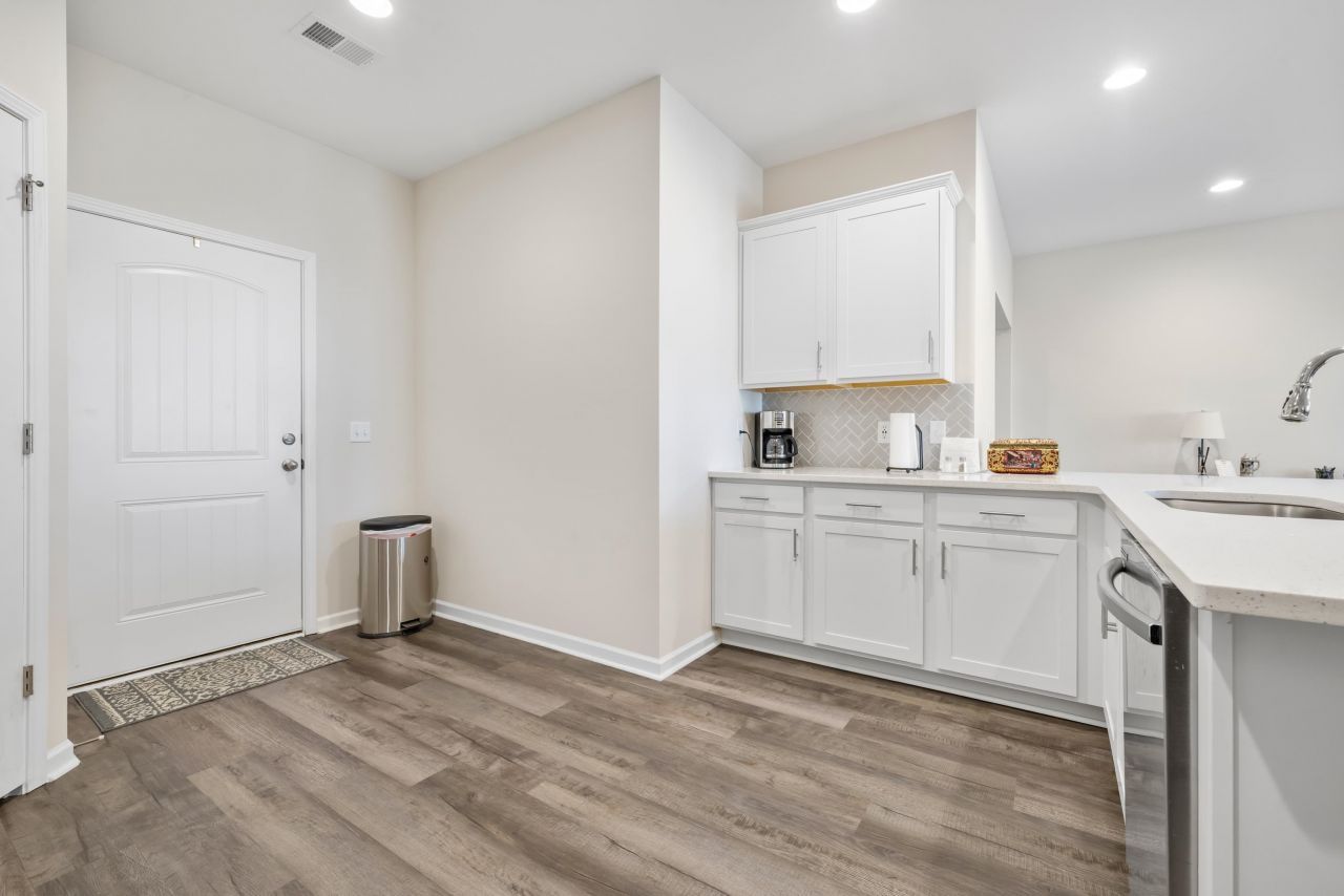 945 Oak Hollow St. Photo 15