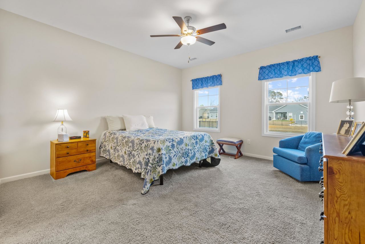 945 Oak Hollow St. Photo 16