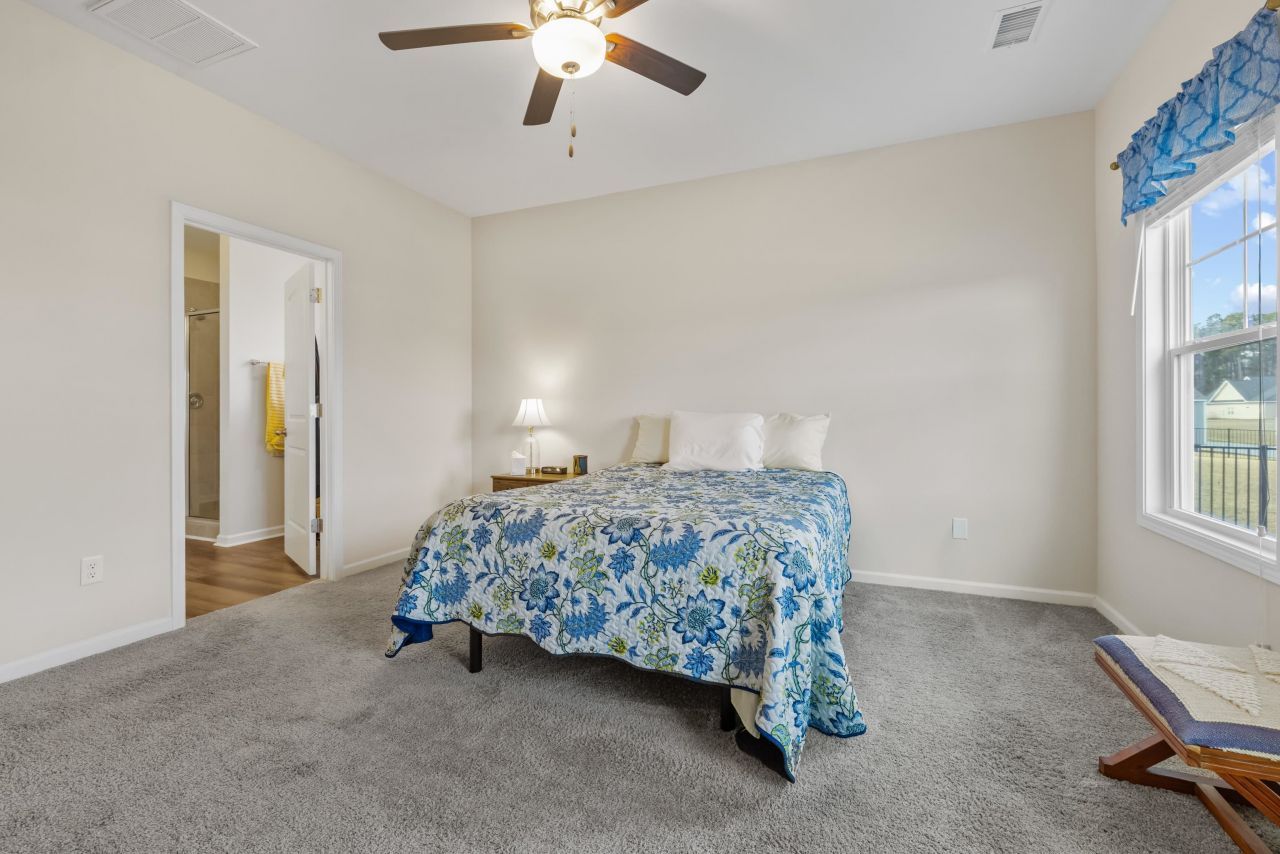 945 Oak Hollow St. Photo 17