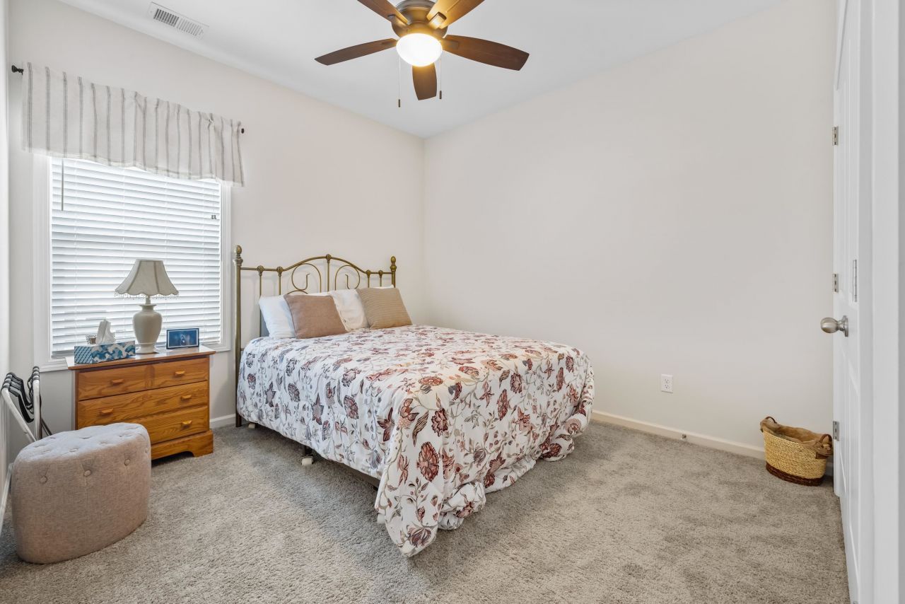 945 Oak Hollow St. Photo 21