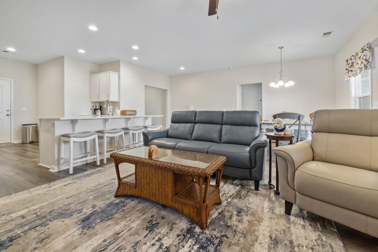 945 Oak Hollow St. Photo 3