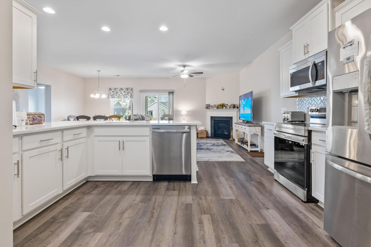 945 Oak Hollow St. Photo 5