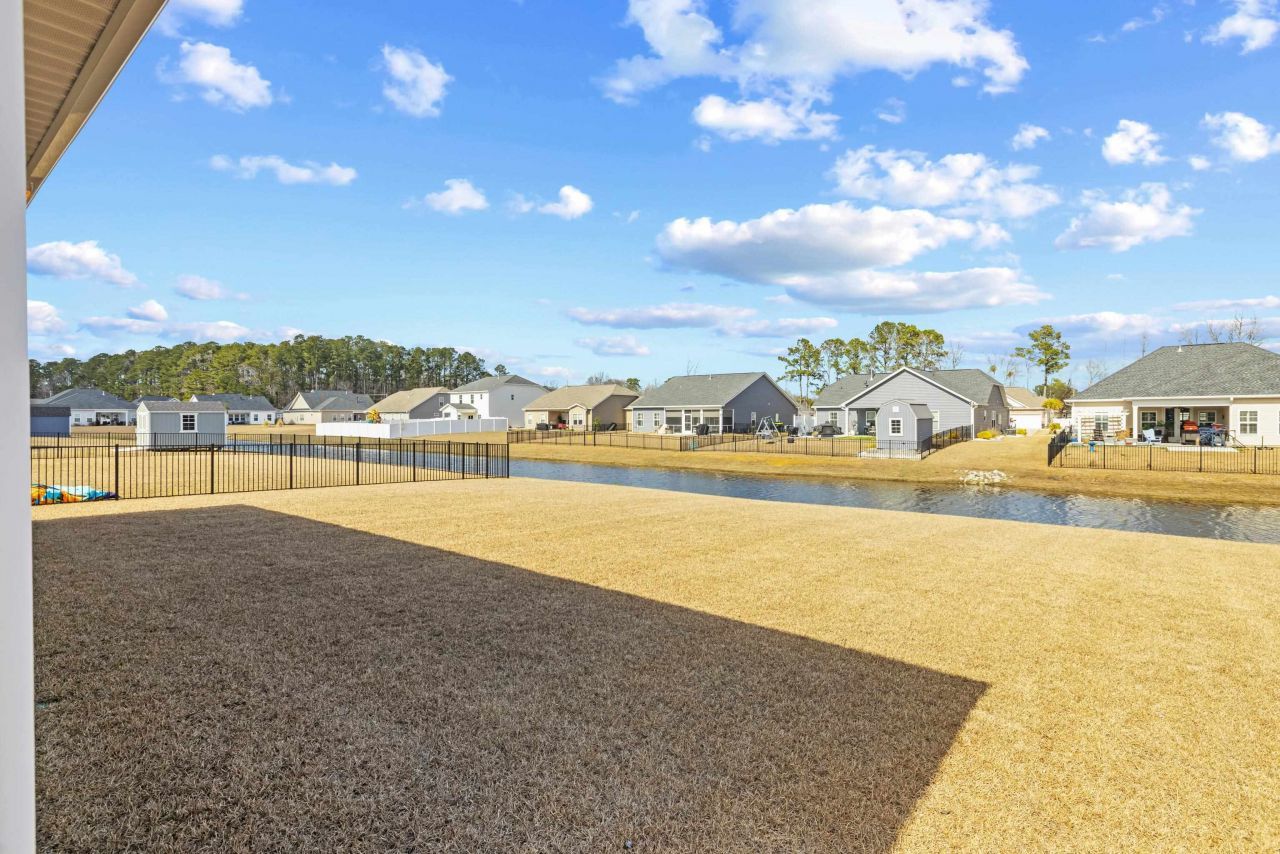 945 Oak Hollow St. Photo 6