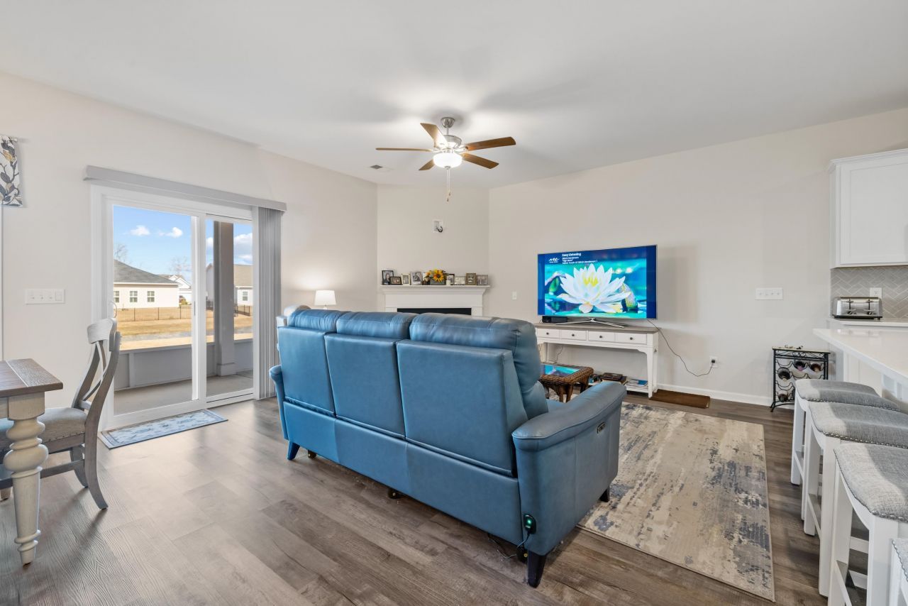 945 Oak Hollow St. Photo 9