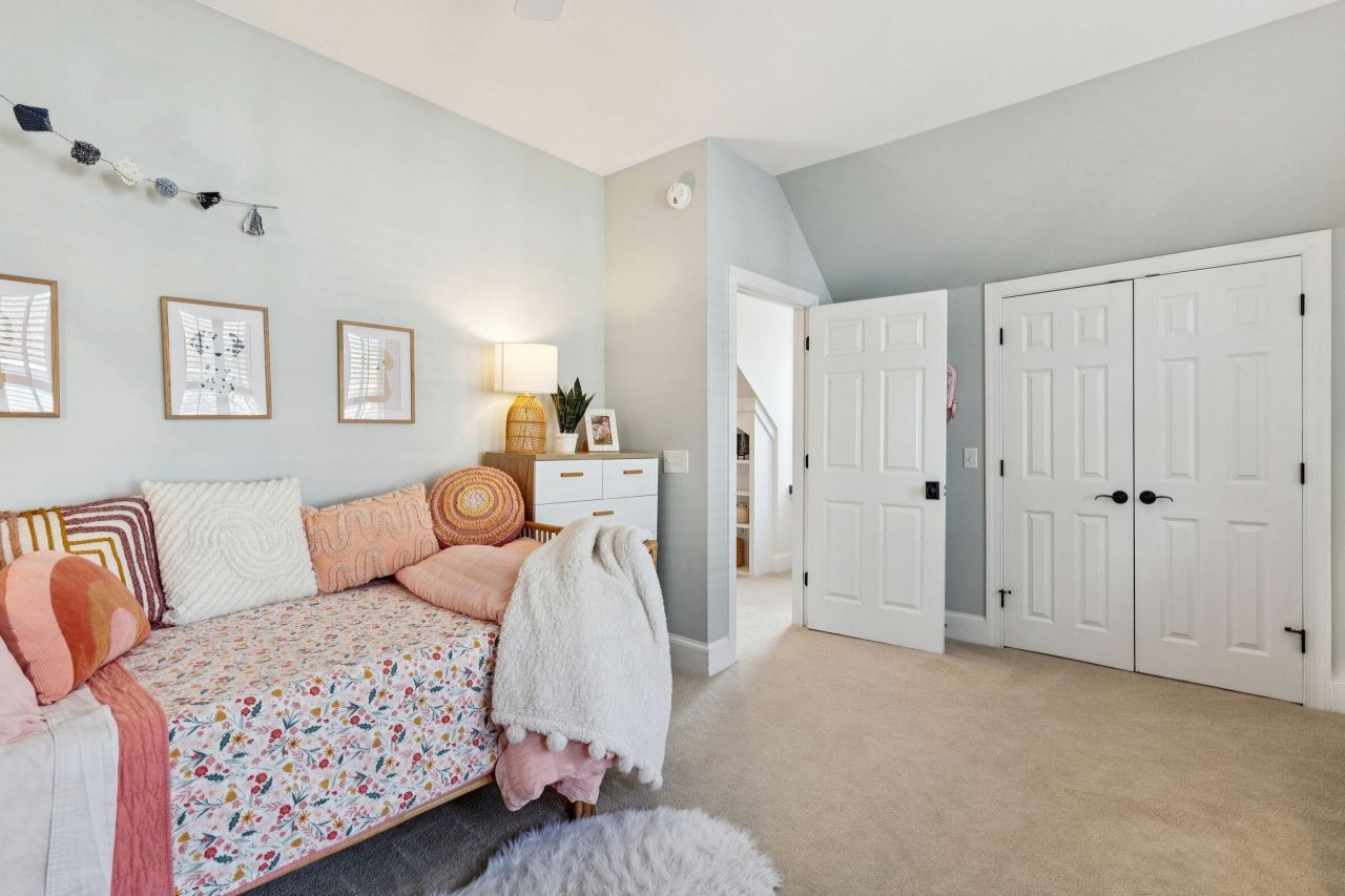 46 Eastlake Road Photo 39