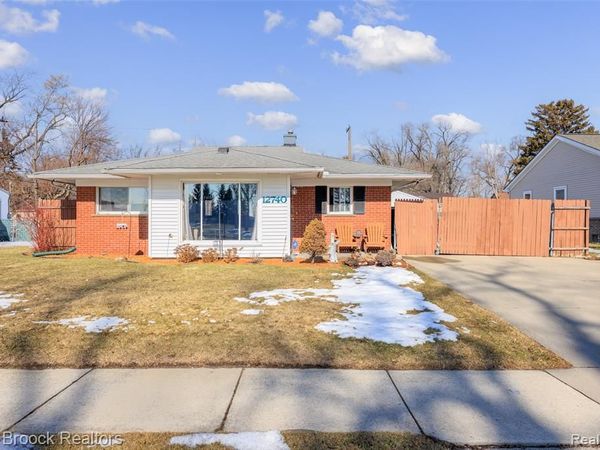 12740 Albany Street, Oak Park, MI 48237