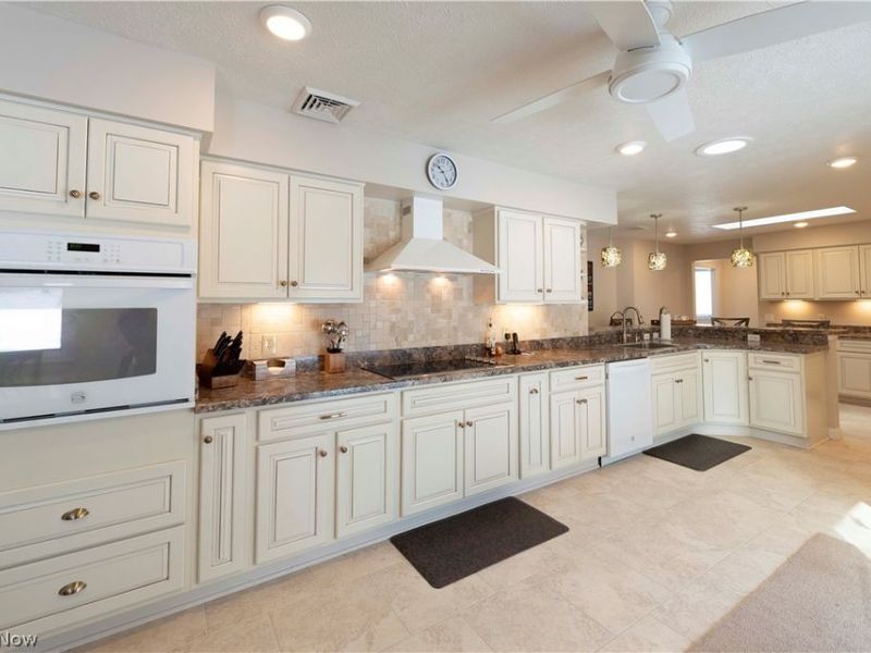 9735 Deerfield Place, Kirtland, OH 44094 Photo 6