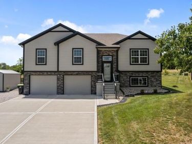 3102 Katy Trail Drive, Harrisonville, MO 64701