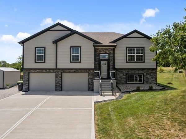 3102 Katy Trail Drive, Harrisonville, MO 64701
