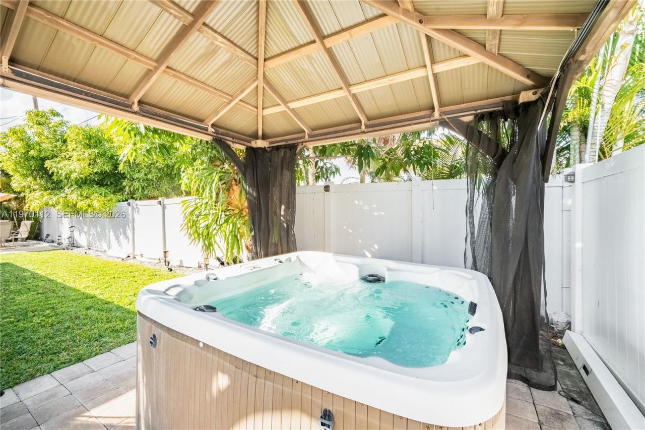 2121 NE 62nd St, Fort Lauderdale, FL 33308 Photo