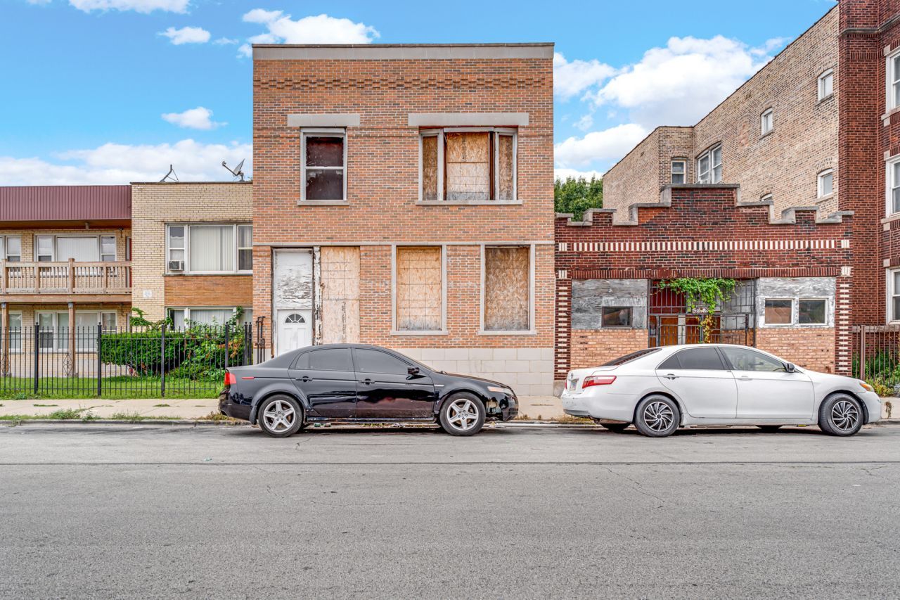 3024 E Cheltenham Place, Chicago, IL 60649 Main Photo