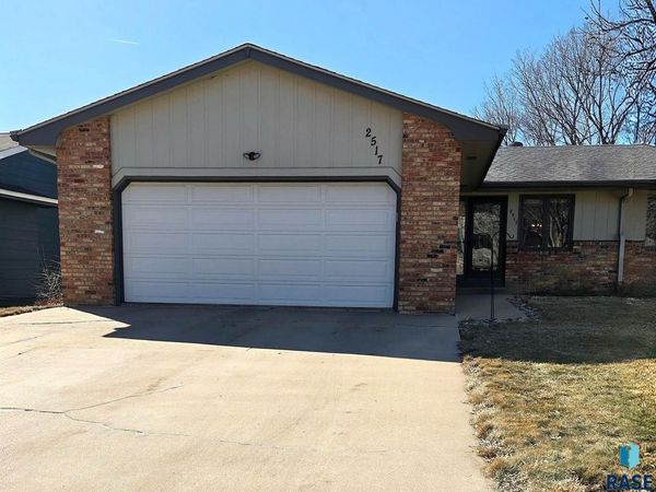2517 S Cook Rd, Sioux Falls, SD 57105