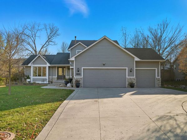 1136 County Road C2 W, Roseville, MN 55113