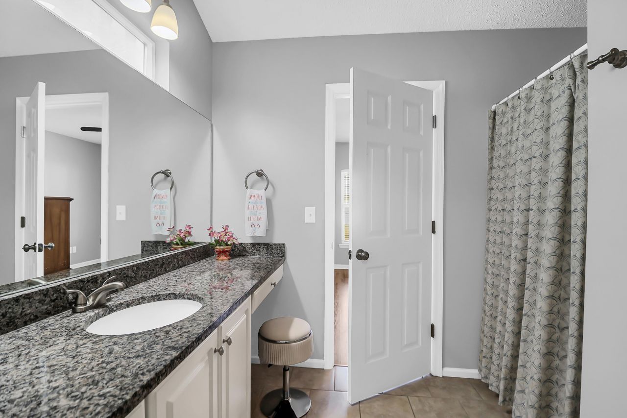 2111 Razorback Lane Photo 9