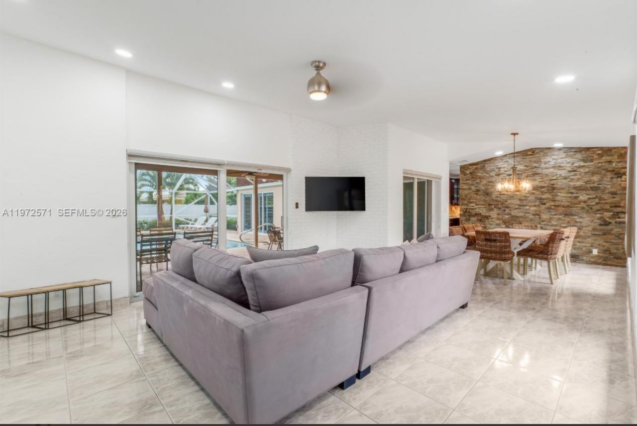 811 N Highland Dr , Hollywood, FL 33021 Photo