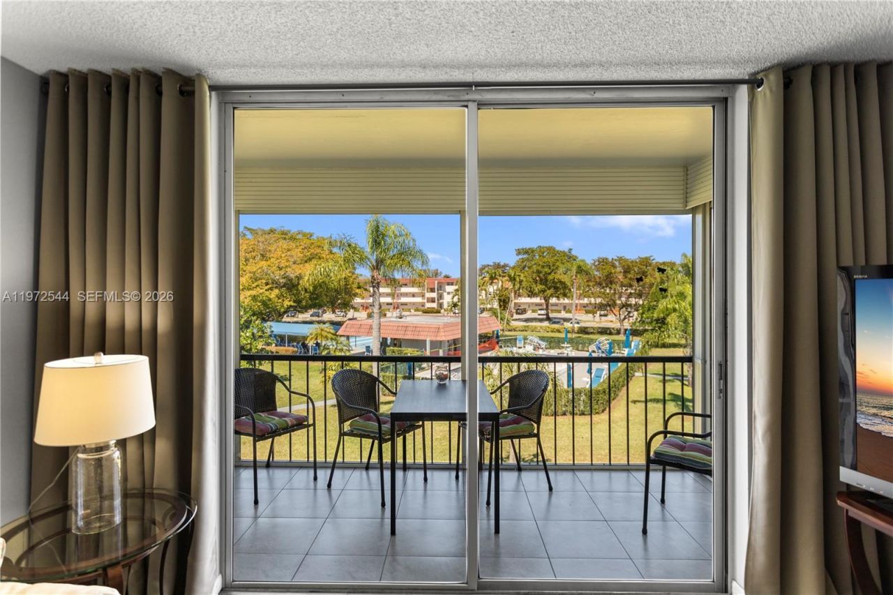 9523 S Hollybrook Lake Dr , Unit 21-307, Pembroke Pines, FL 33025 Photo