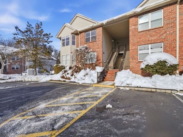 8 Jennifer Dr, East Hanover, NJ 07936