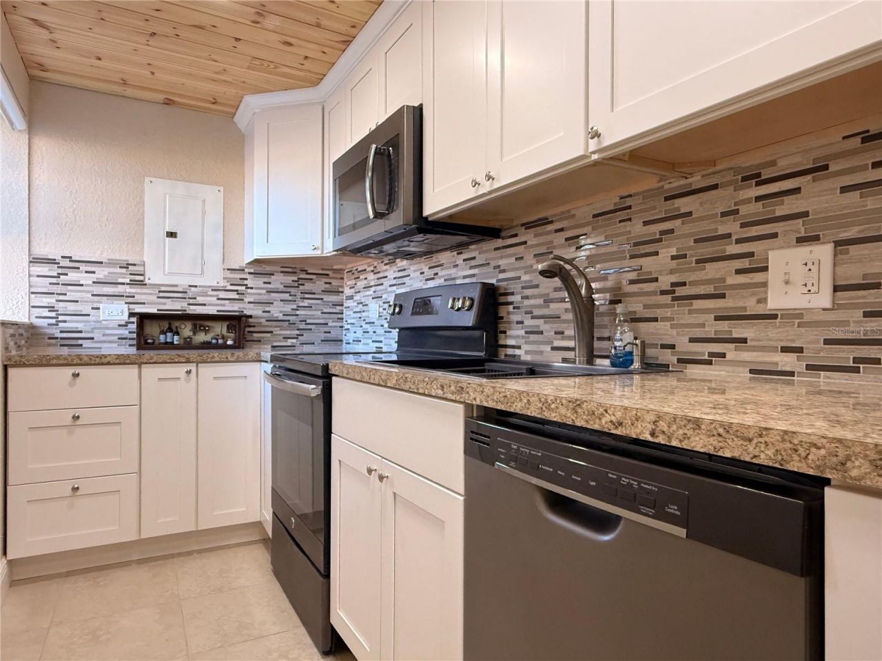 1605 Club Circle , Unit 1605, Lakeshore, FL 33854 Photo