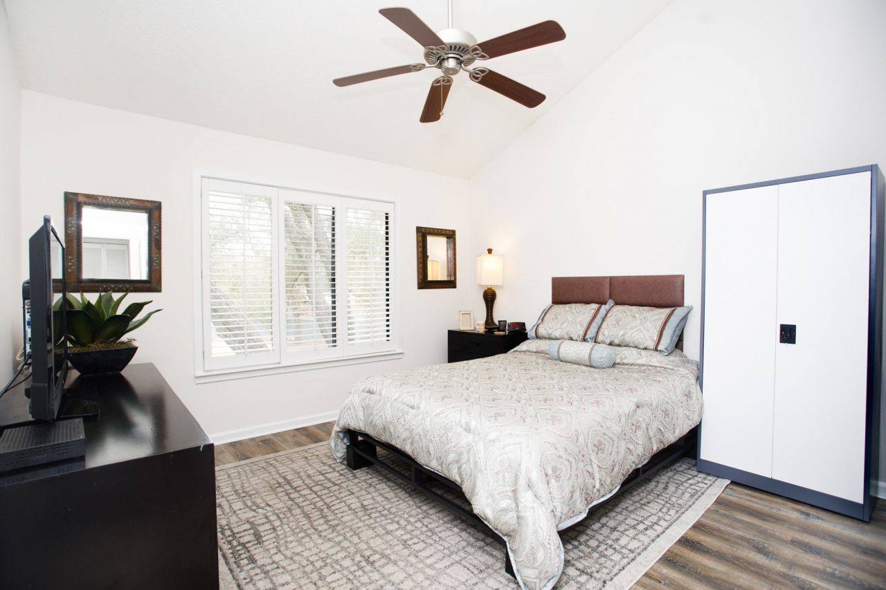 331 Wendover Ct.  Photo 6