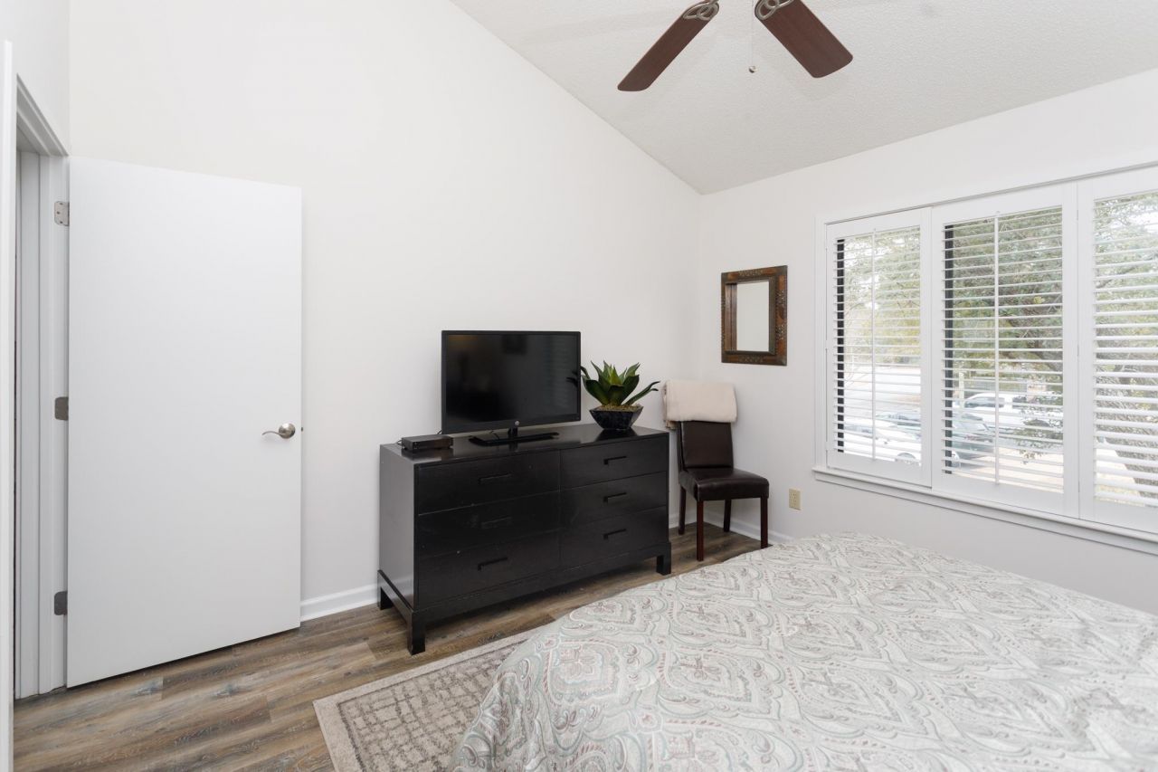 331 Wendover Ct.  Photo 8