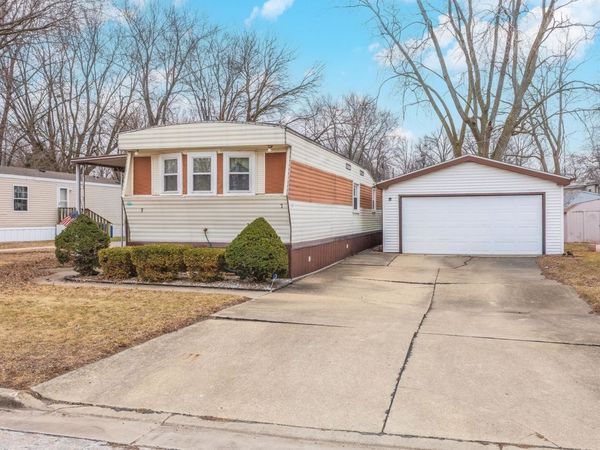 7 Oak Valley Road, Bloomington, IL 61704