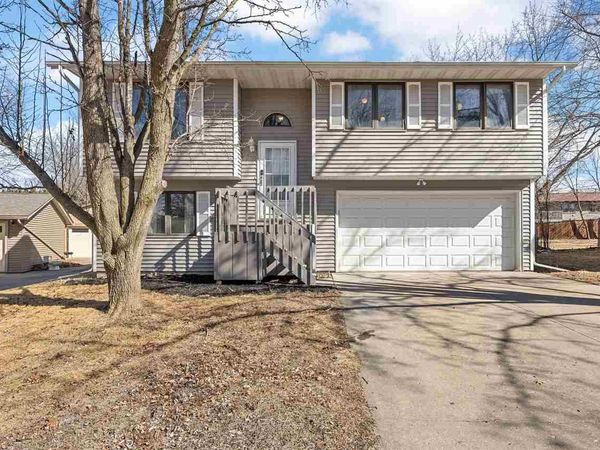 1174 Briar Dr, Iowa City, IA 52240