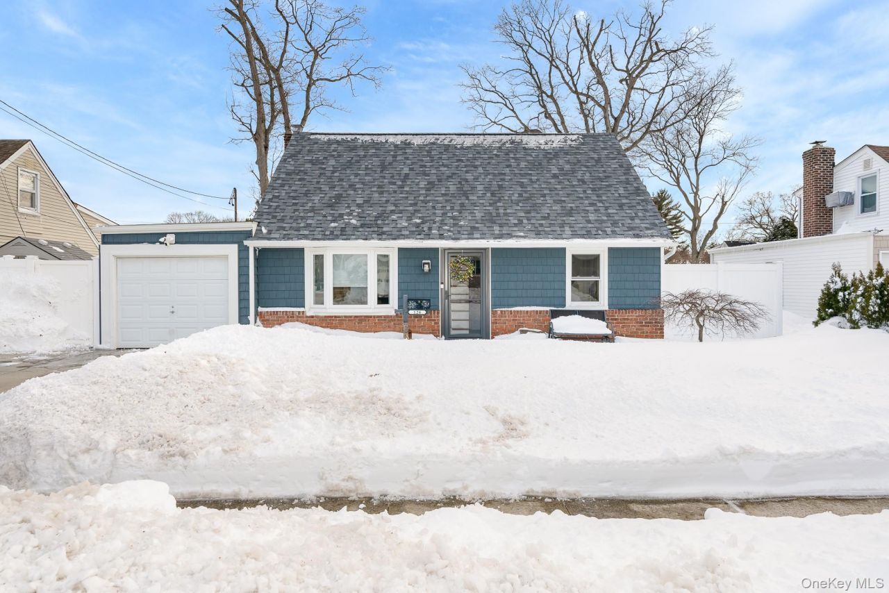126 Boston Avenue, Massapequa, NY 11758 Main Photo