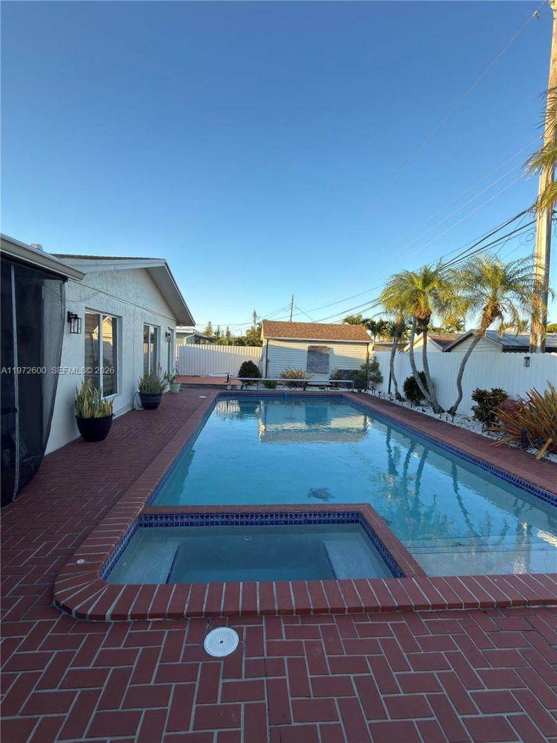 17221 NW 82nd Ave, Hialeah, FL 33015 Photo