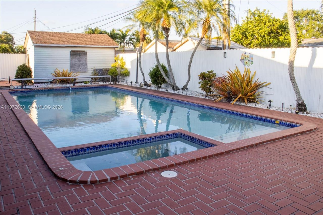 17221 NW 82nd Ave, Hialeah, FL 33015 Photo