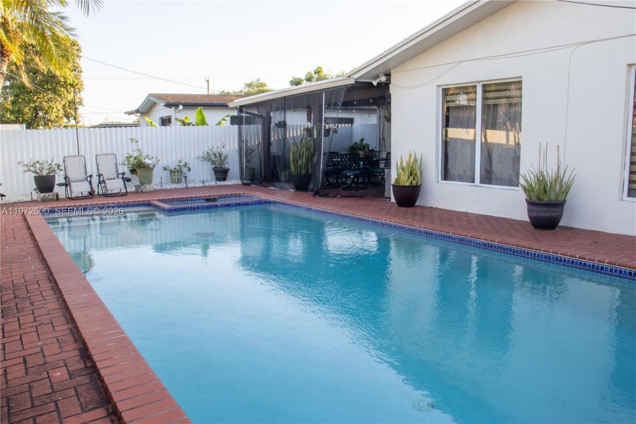 17221 NW 82nd Ave, Hialeah, FL 33015 Photo