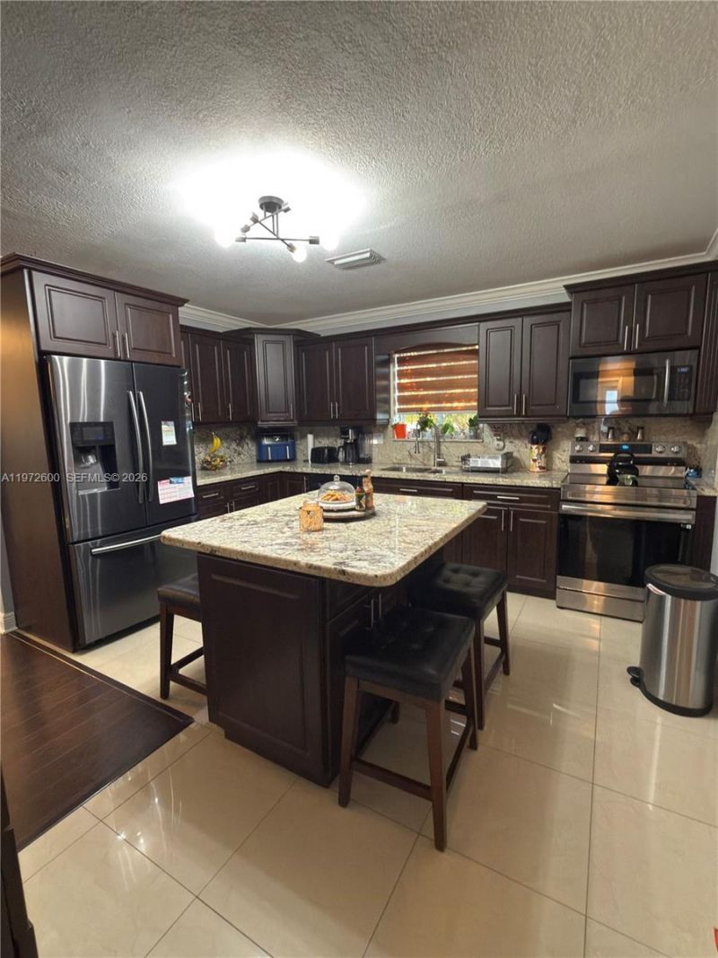 17221 NW 82nd Ave, Hialeah, FL 33015 Photo