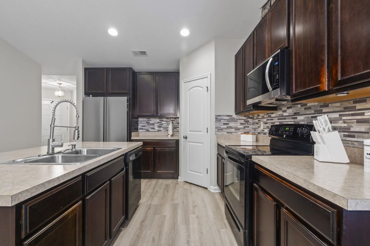 400 Stafford Dr. Photo 8