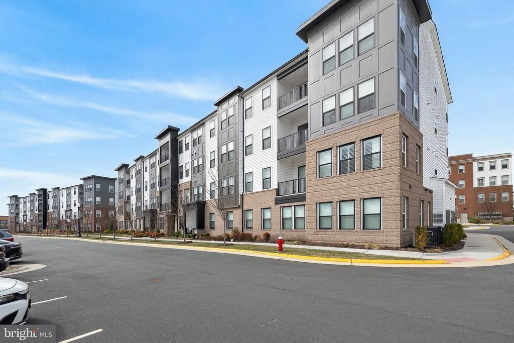 23639 Golden Embers Square, Unit 105, Ashburn, VA 20148 Main Photo