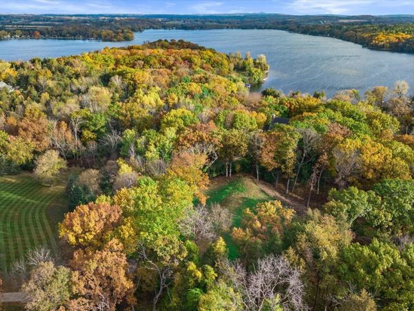 6644 N Shawmoors Dr, Chenequa, WI 53029